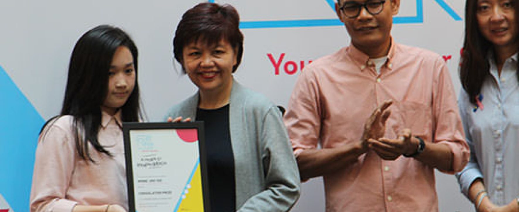 Fine Art Alumni Miss Wong Joo Yee receiving her award
