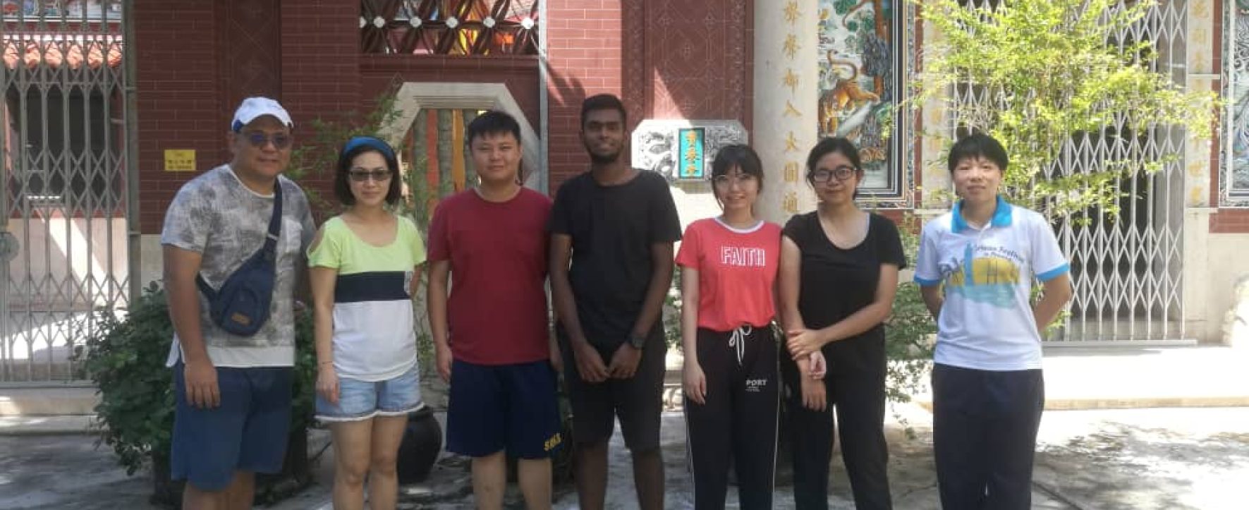 Our students with the Poh Oo Thong temple commitee wrapping up with a group photo