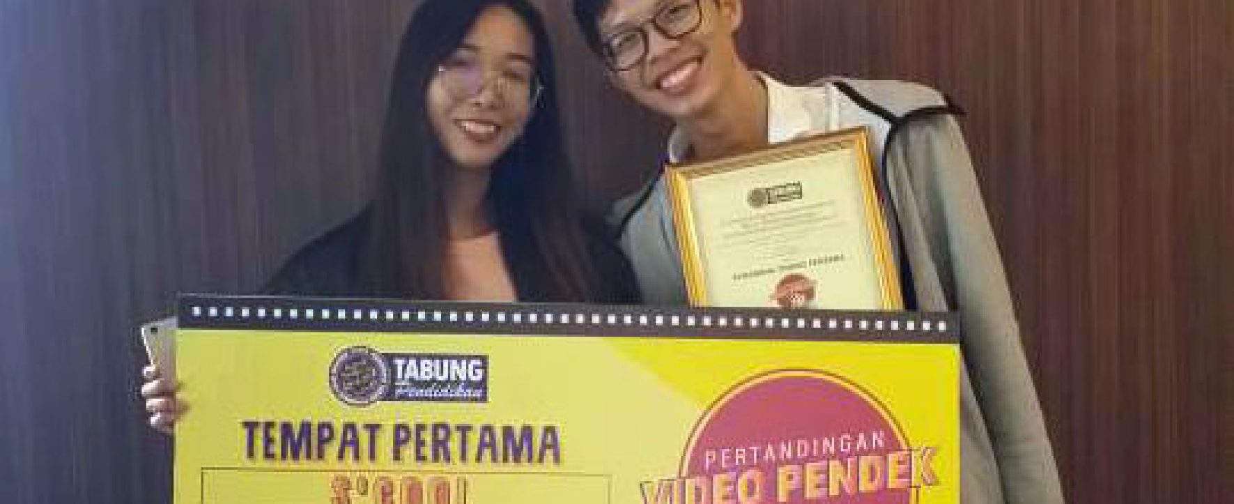 Ternia Chong _ Ooi Zhi Keng posing with thier wins